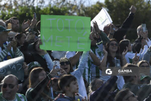 Hinchas de Racing. Liga AUF Uruguaya. Estadio Parque Osvaldo Roberto.
