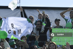 Hinchas de Racing. Liga AUF Uruguaya. Estadio Parque Osvaldo Roberto.