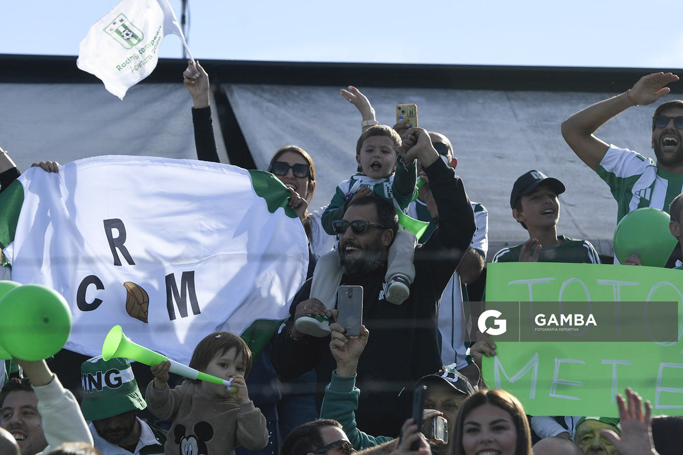 Hinchas de Racing. Liga AUF Uruguaya. Estadio Parque Osvaldo Roberto.
