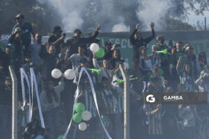 Hinchas de Racing. Liga AUF Uruguaya. Estadio Parque Osvaldo Roberto.