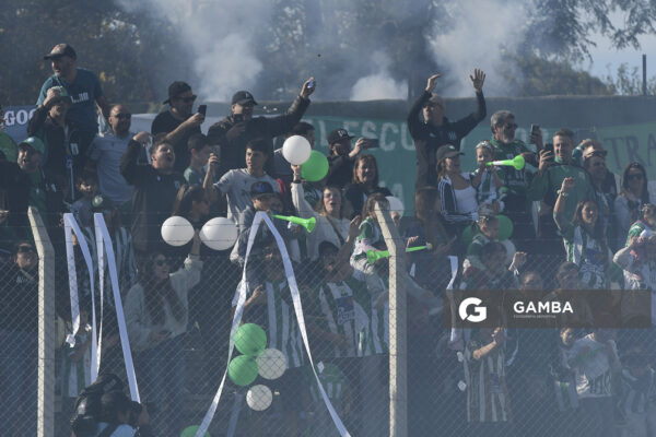 Hinchas de Racing. Liga AUF Uruguaya. Estadio Parque Osvaldo Roberto.