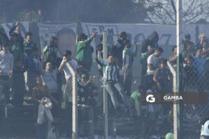 Hinchas de Racing. Liga AUF Uruguaya. Estadio Parque Osvaldo Roberto.