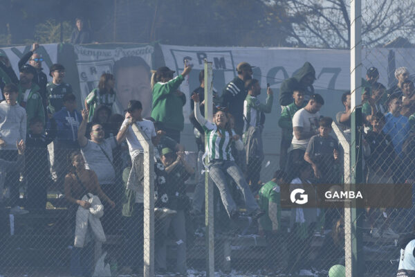 Hinchas de Racing. Liga AUF Uruguaya. Estadio Parque Osvaldo Roberto.