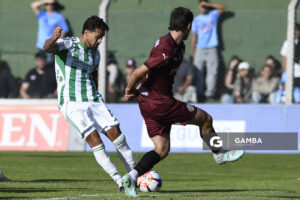 Martín Ferreira, de Racing, Liga AUF Uruguaya. Estadio Parque Osvaldo Roberto.