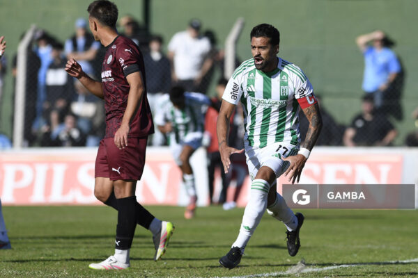 Martín Ferreira, de Racing, Liga AUF Uruguaya. Estadio Parque Osvaldo Roberto.