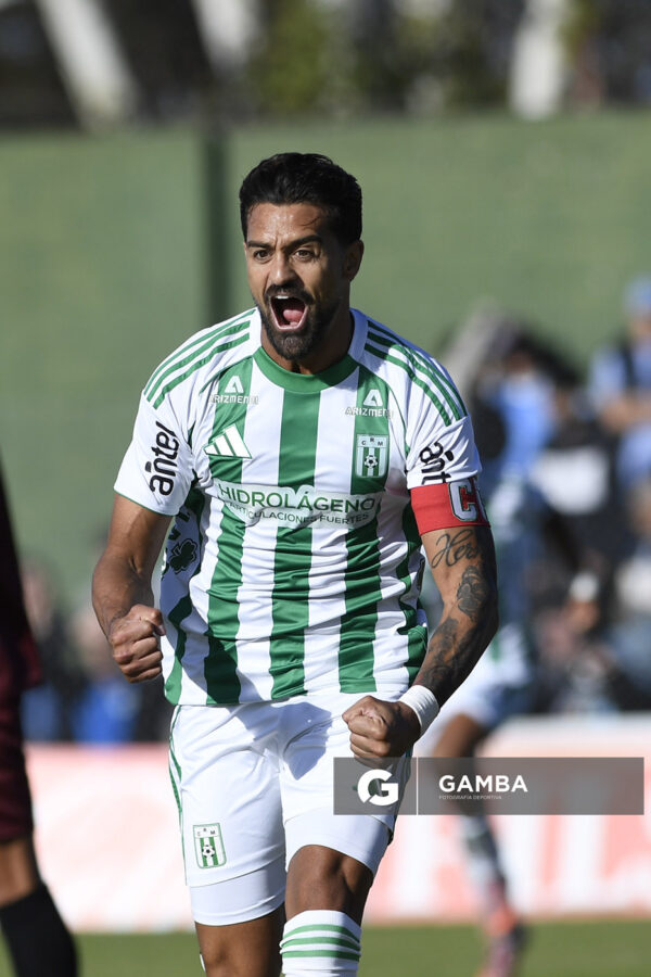 Martín Ferreira, de Racing, Liga AUF Uruguaya. Estadio Parque Osvaldo Roberto.