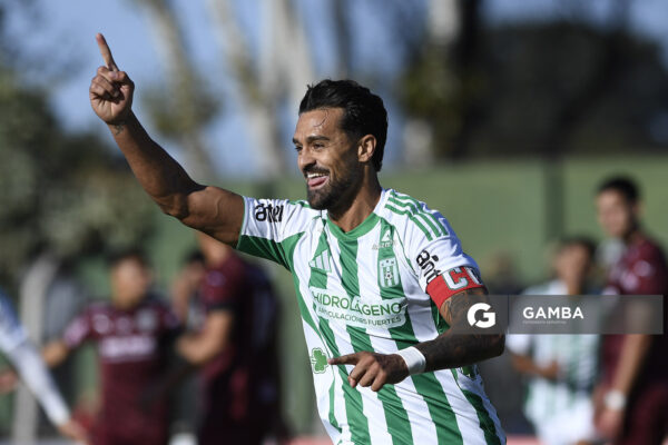 Martín Ferreira, de Racing, Liga AUF Uruguaya. Estadio Parque Osvaldo Roberto.