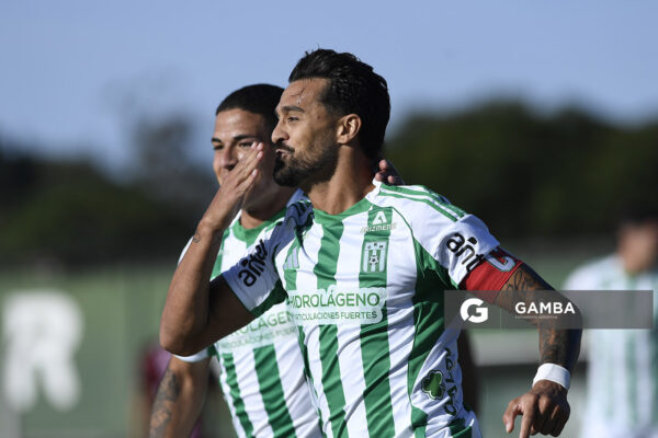 Martín Ferreira, de Racing, Liga AUF Uruguaya. Estadio Parque Osvaldo Roberto.