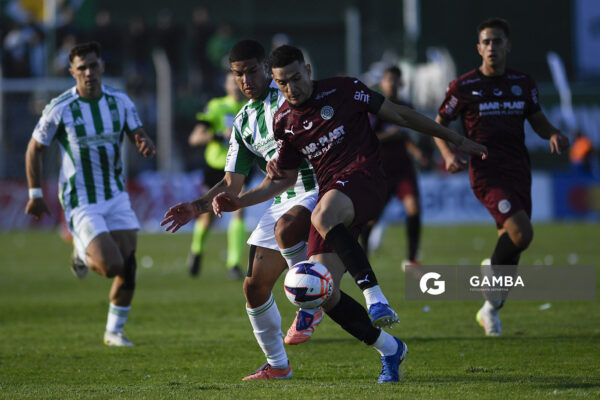 Kevin Silva, de Montevideo City Torque, Liga AUF Uruguaya. Estadio Parque Osvaldo Roberto.