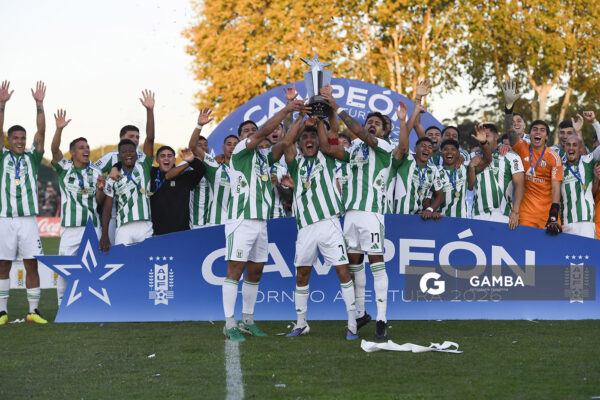 Racing Campeón del Torneo Apertura. Liga AUF Uruguaya. Estadio Parque Osvaldo Roberto.