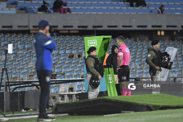 Hernán Heras, árbitro central, Liga AUF Uruguaya. Estadio Centenario.