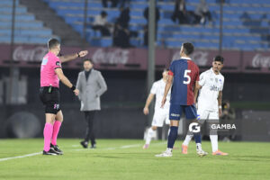 Hernán Heras, árbitro central, Liga AUF Uruguaya. Estadio Centenario.