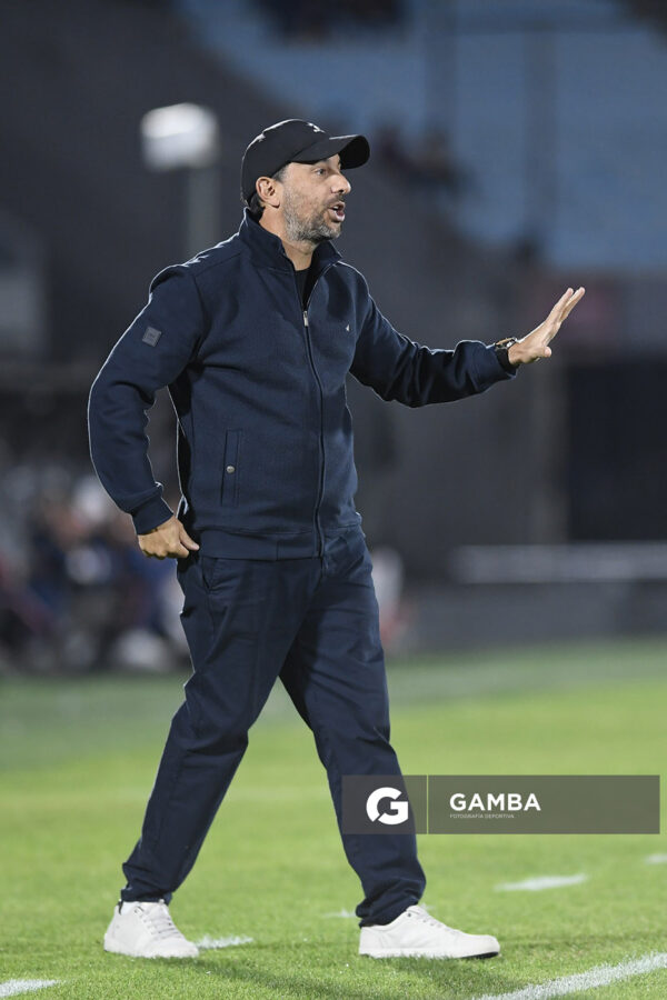 Federico Nievas, director técnico de Albion, Liga AUF Uruguaya. Estadio Centenario.