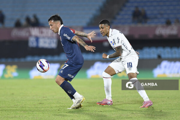 Santiago Costa, de Albion, Liga AUF Uruguaya. Estadio Centenario.