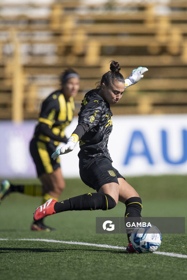 Vanina Sburlatti, golera de Peñarol, Campeonato Uruguayo Femenino. Estadio José Pedro Damiani.
