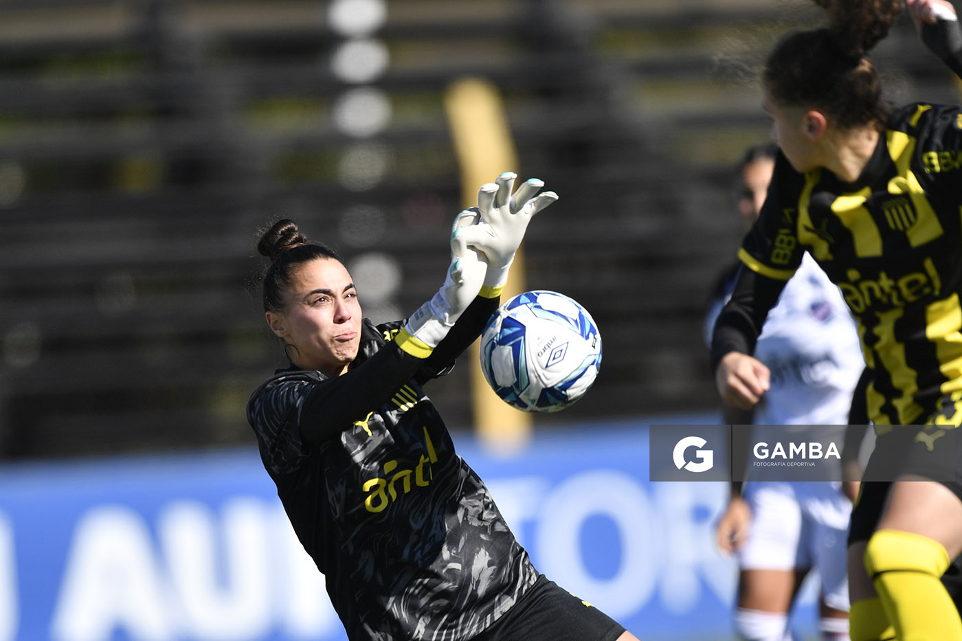 Vanina Sburlatti, golera de Peñarol, Campeonato Uruguayo Femenino. Estadio José Pedro Damiani.