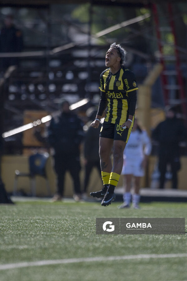 Ilana Guedes, de Peñarol, Campeonato Uruguayo Femenino. Estadio José Pedro Damiani.