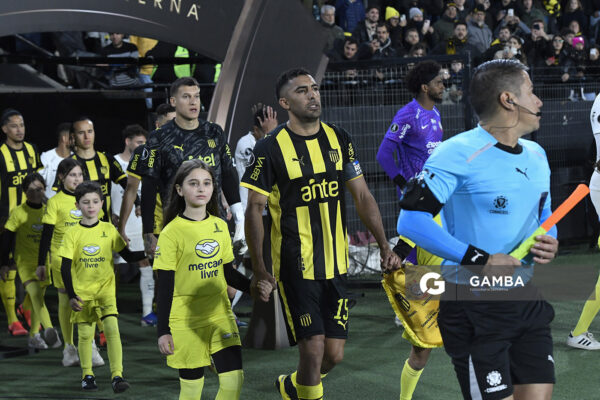 Maximiliano Olivera, de Peñarol, Copa Conmebol Libertadores. Estadio Campeón del Siglo.