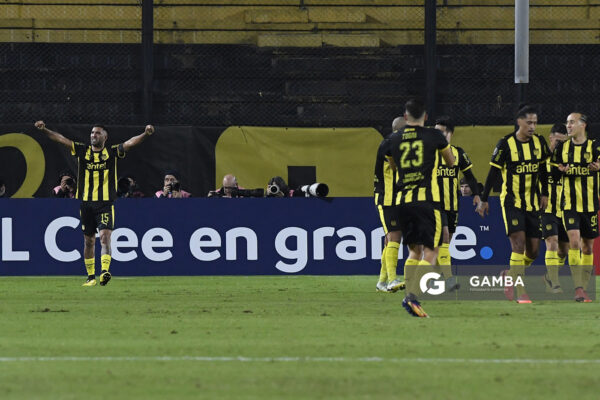 Maximiliano Olivera, de Peñarol, Copa Conmebol Libertadores. Estadio Campeón del Siglo.