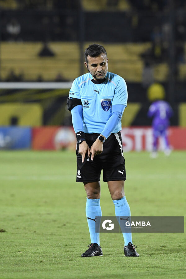 Piero Maza, árbitro central, Copa Conmebol Libertadores. Estadio Campeón del Siglo.