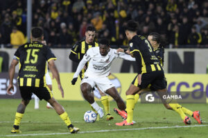 Andre Santos, de Corinthians, Copa Conmebol Libertadores. Estadio Campeón del Siglo.