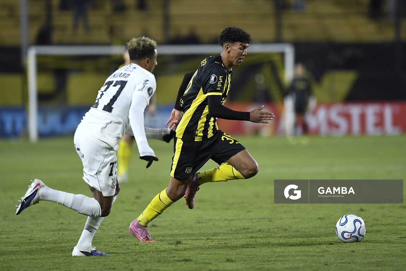 Brian Barboza, de Peñarol, Copa Conmebol Libertadores. Estadio Campeón del Siglo.