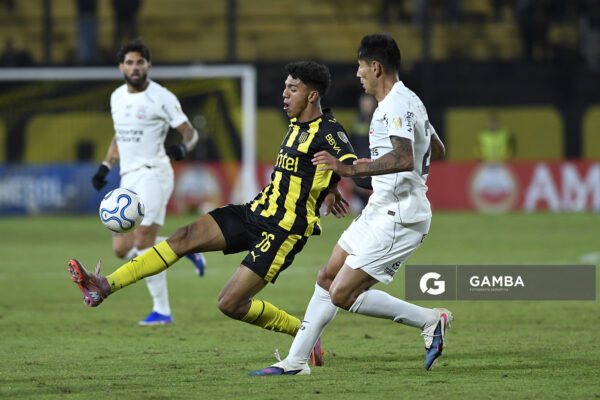 Brian Barboza, de Peñarol, Copa Conmebol Libertadores. Estadio Campeón del Siglo.