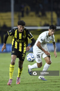 Brian Barboza, de Peñarol, Copa Conmebol Libertadores. Estadio Campeón del Siglo.
