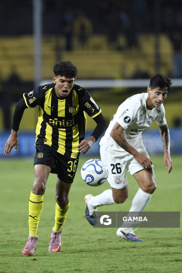 Brian Barboza, de Peñarol, Copa Conmebol Libertadores. Estadio Campeón del Siglo.