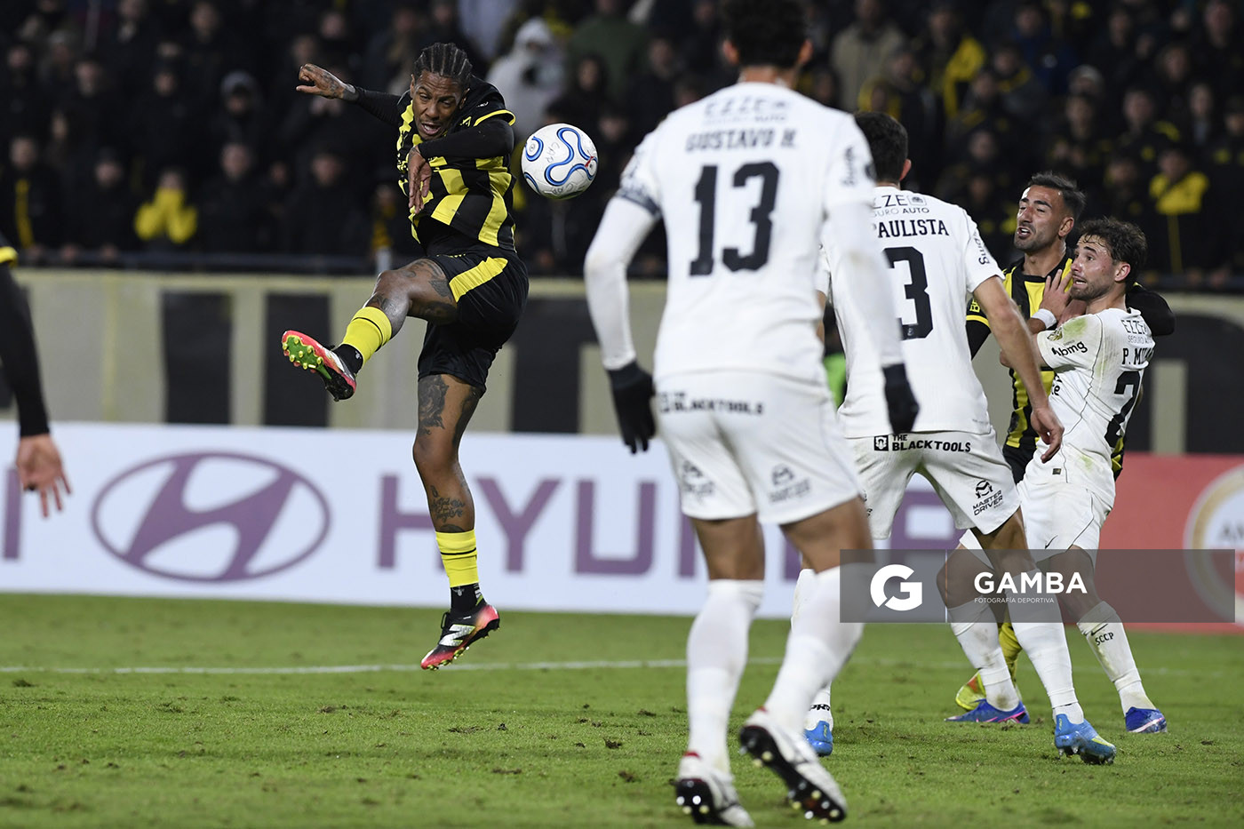 Abel Hernández, de Peñarol, Copa Conmebol Libertadores. Estadio Campeón del Siglo.