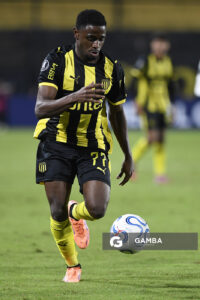 Luis Angulo, de Peñarol, Copa Conmebol Libertadores. Estadio Campeón del Siglo.
