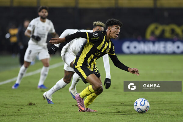 Brian Barboza, de Peñarol, Copa Conmebol Libertadores. Estadio Campeón del Siglo.