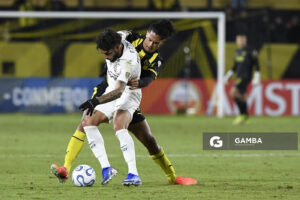Andre Santos, de Corinthians, Copa Conmebol Libertadores. Estadio Campeón del Siglo.