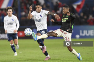 Andy Polo, de Universitario, Copa Conmebol Libertadores. Estadio Gran Parque Central.