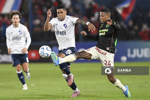Andy Polo, de Universitario, Copa Conmebol Libertadores. Estadio Gran Parque Central.
