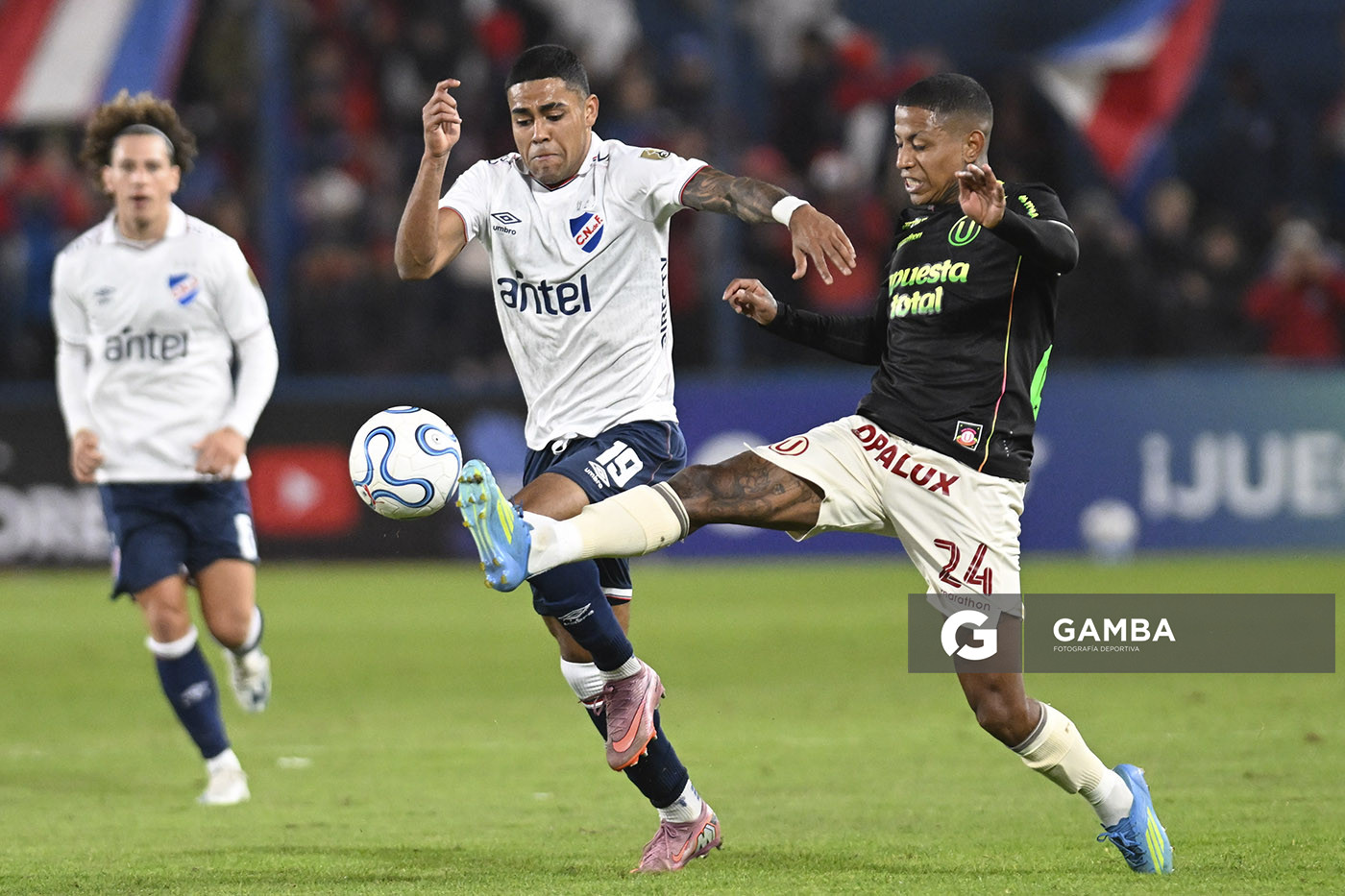 Andy Polo, de Universitario, Copa Conmebol Libertadores. Estadio Gran Parque Central.