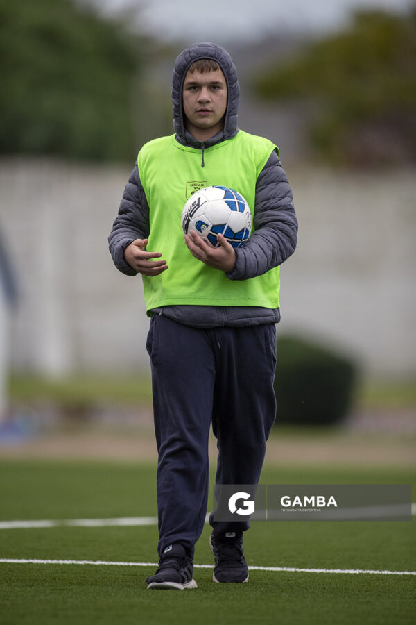 Joaquín Perdomo, niño alcanza pelotas. 22ª Copa Nacional de Clubes. Estadio Juan Antonio Lavalleja.