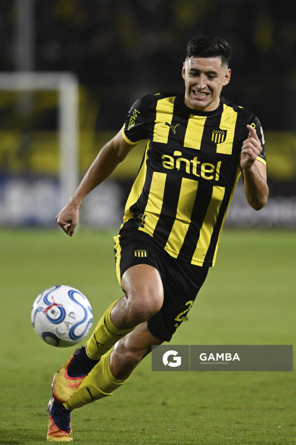 Gastón Togni, de Peñarol, Copa Conmebol Libertadores. Estadio Campeón del Siglo.