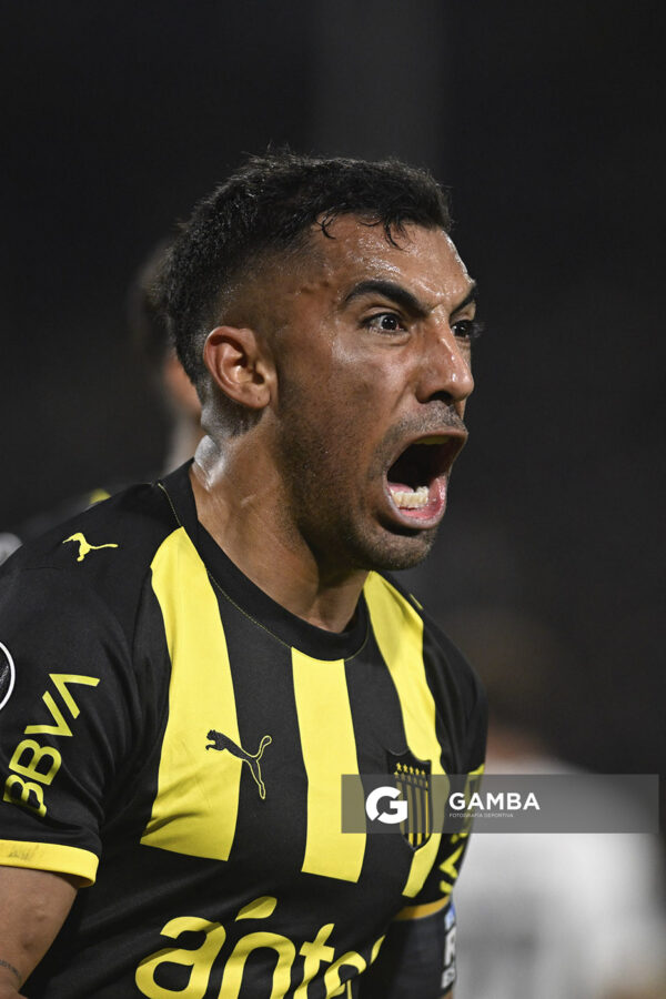 Maximiliano Olivera, de Peñarol, Copa Conmebol Libertadores. Estadio Campeón del Siglo.