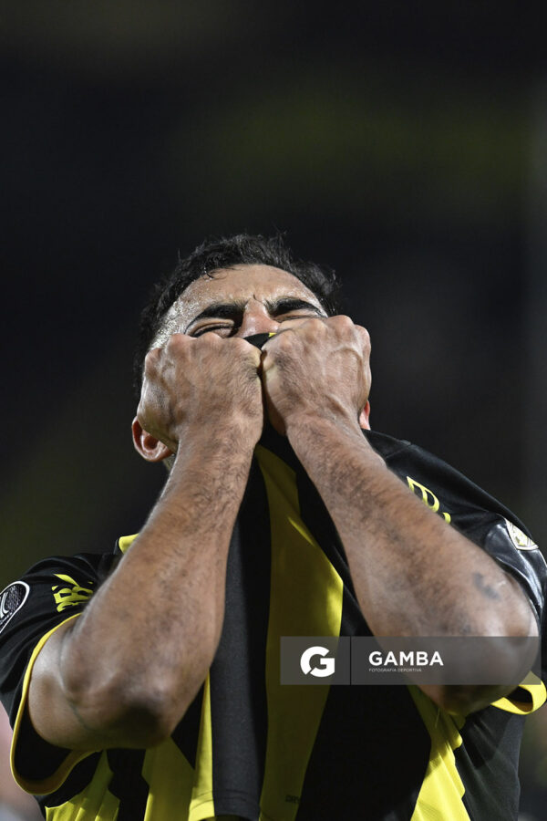 Maximiliano Olivera, de Peñarol, Copa Conmebol Libertadores. Estadio Campeón del Siglo.