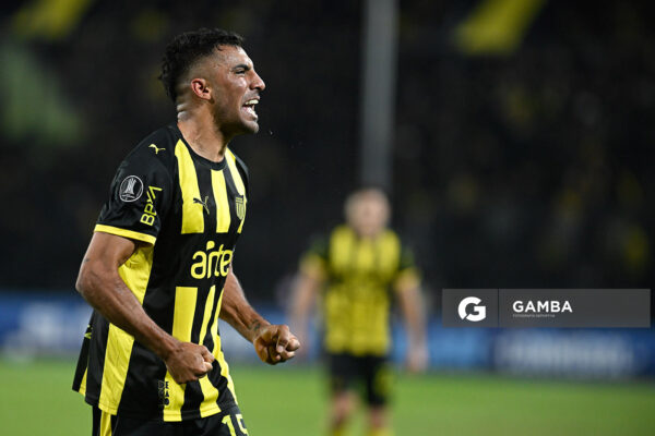 Maximiliano Olivera, de Peñarol, Copa Conmebol Libertadores. Estadio Campeón del Siglo.
