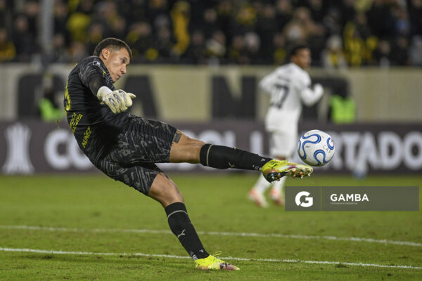 Washington Aguerre, golero de Peñarol, Copa Conmebol Libertadores. Estadio Campeón del Siglo.