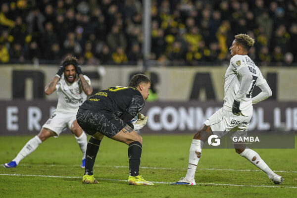 Washington Aguerre, golero de Peñarol, Copa Conmebol Libertadores. Estadio Campeón del Siglo.