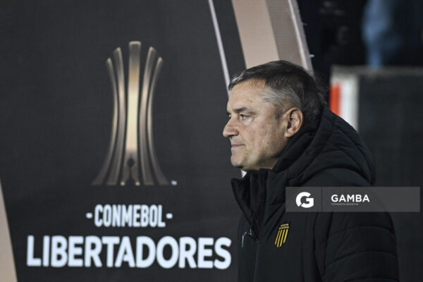 Diego Aguirre, director técnico de Peñarol, Copa Conmebol Libertadores. Estadio Campeón del Siglo.