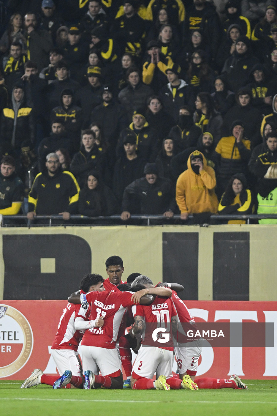 Jugadores de Independiente Santa Fe celebran el primer gol de su equipo. Copa Conmebol Libertadores. Estadio Campeón del Siglo.