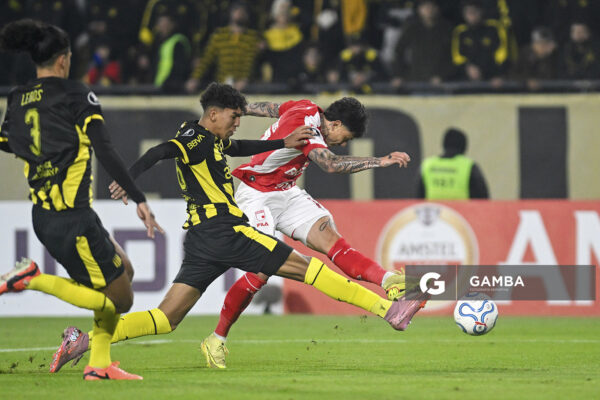 Alexis Zapata, de Independiente Santa Fe, Copa Conmebol Libertadores. Estadio Campeón del Siglo.