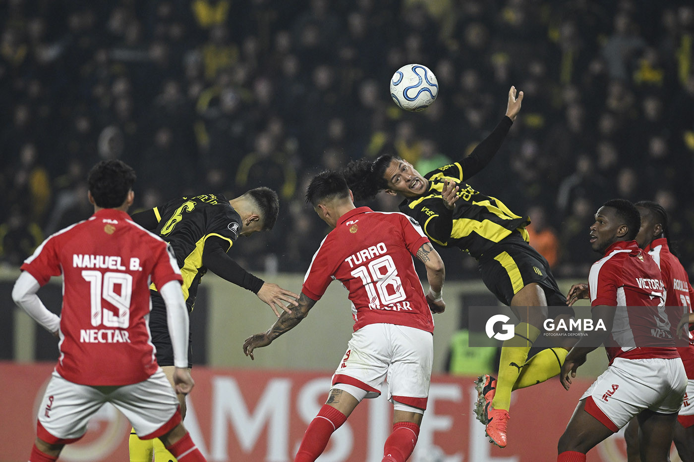 Mauricio Lemos, de Peñarol, Copa Conmebol Libertadores. Estadio Campeón del Siglo.