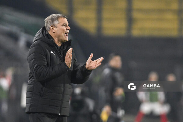 Diego Aguirre, director técnico de Peñarol, Copa Conmebol Libertadores. Estadio Campeón del Siglo.