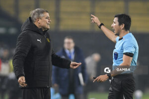 Diego Aguirre, director técnico de Peñarol, Copa Conmebol Libertadores. Estadio Campeón del Siglo.