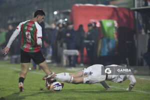 Elías De León, de Deportivo Maldonado. Sebastián Coates, de Nacional. Liga AUF Uruguaya. Estadio Domingo Burgueño.